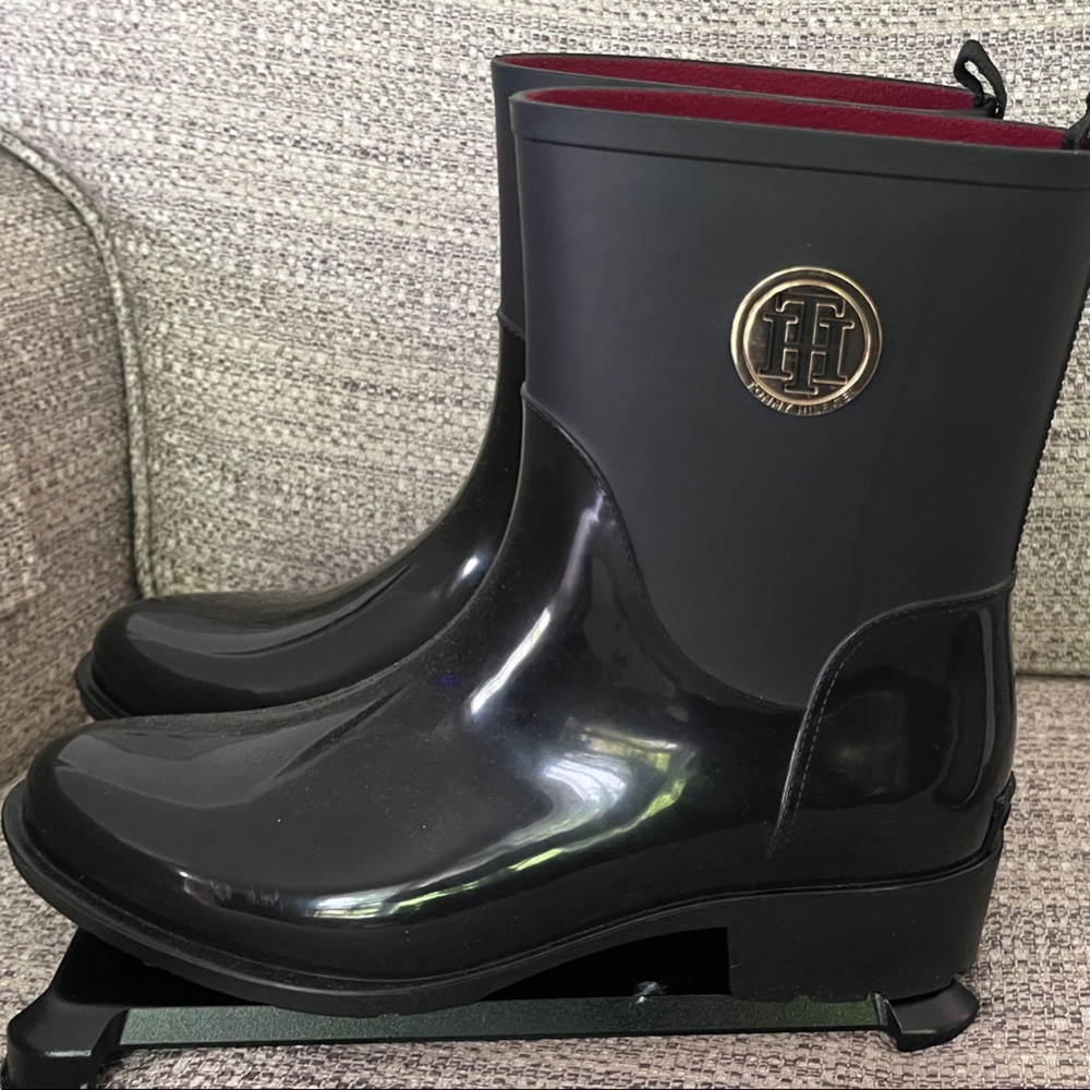 Tommy Hilfiger Black Glossy Ankle Rain Boots with Red Lining